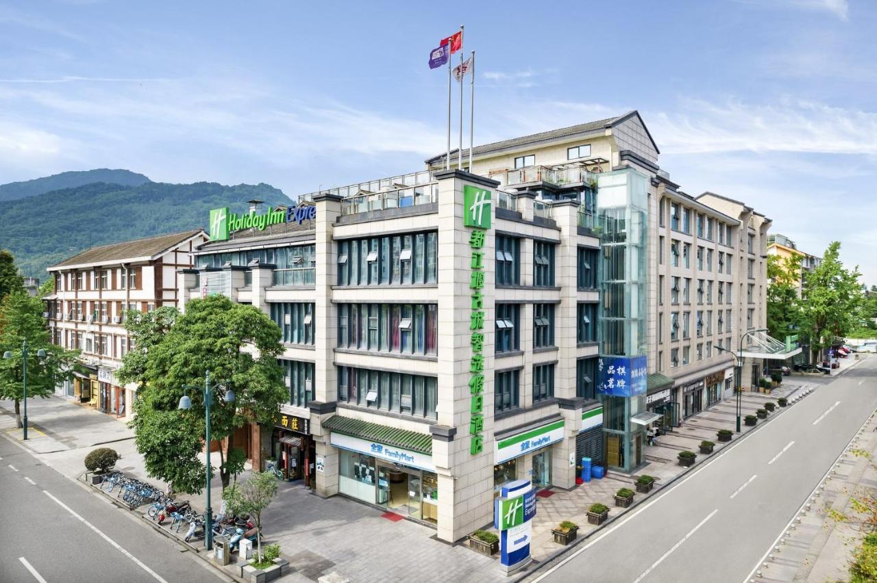 Holiday Inn Express Dujiangyan Ancient City Exterior foto
